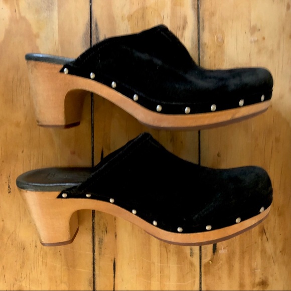black ugg clogs